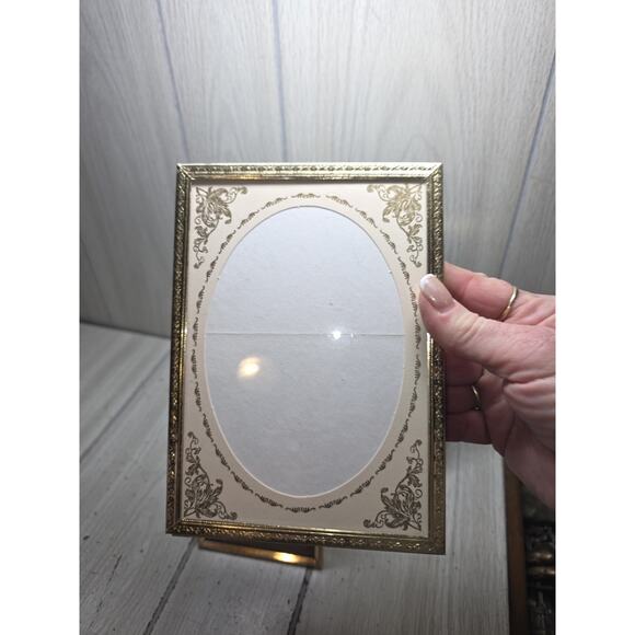 Amazon.com - Thyle 3 Pcs Gold Vintage Picture Antique Resin  Vintage 1950s Gold Metal Scroll Matted Picture Frames Gallery Wall Set Of 3